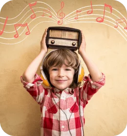 Enfant s'amusant avec une radio - Activité ludique Kids Trip Swiss pour stimuler la curiosité
