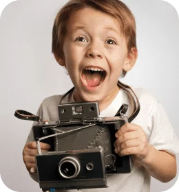Enfant et caméra vintage - Activité créative pour enfants chez Kids Trip Swiss