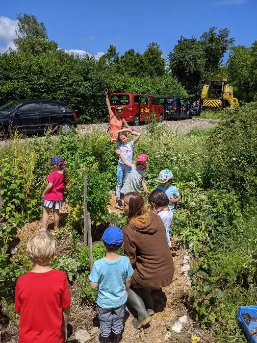 Enfants découvrant le potager pendant un camp de vacances Kids Trip Swiss en Suisse romande