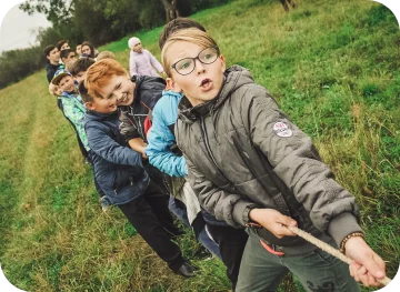 Enfants qui tirent à la corde