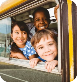 Enfants dans un minibus Kids Trip Swiss - Départ pour les camps de vacances en Suisse romande