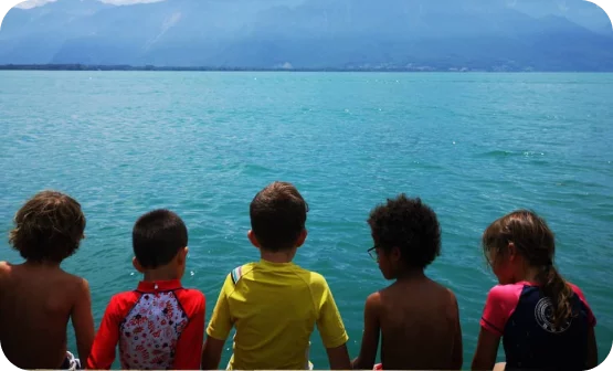 enfants devant plage