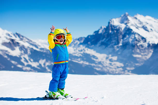 Enfant débutant en ski sur jardin des neiges et pistes bleues – Kids Trip Swiss