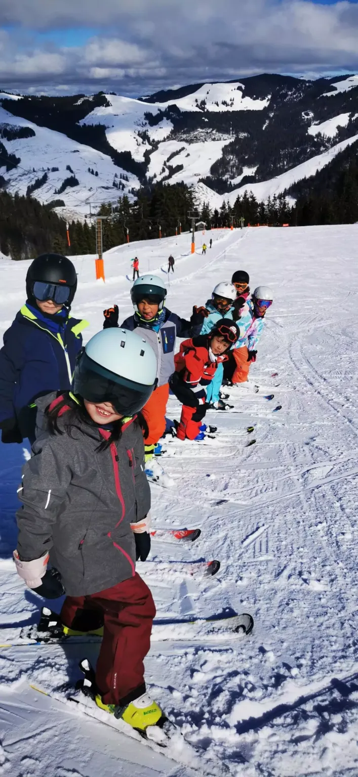 Groupe d’enfants en cours de ski à Veysonnaz – Kids Trip Swiss