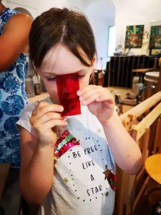 Petite fille découvrant des illusions d'optique lors d'une activité Kids Trip Swiss