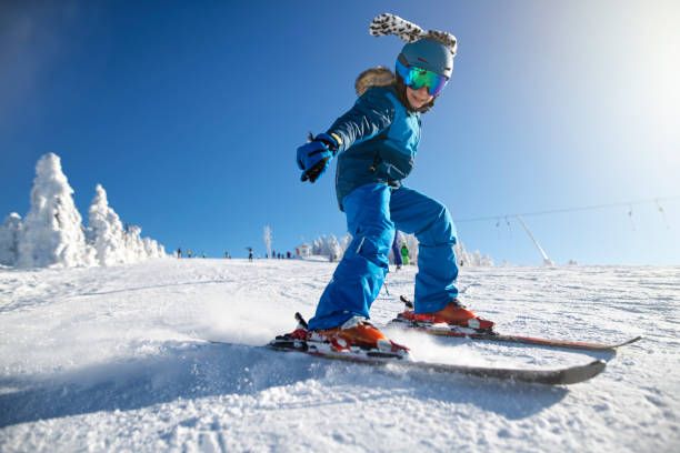 Enfant en ski intermédiaire sur pistes rouges à Veysonnaz – Kids Trip Swiss