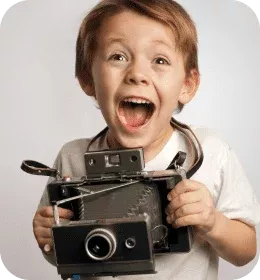 Enfant avec appareil photo